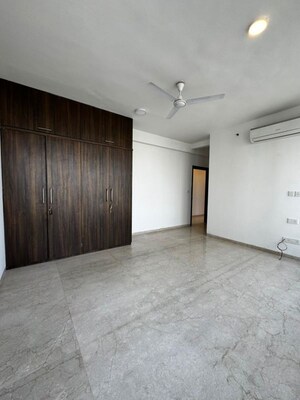 Room in 3 BHK Apartment at Oberoi Realty Esquire, Goregaon East – for Rent