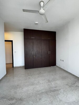 Room in 3 BHK Apartment at Oberoi Realty Esquire, Goregaon East – for Rent