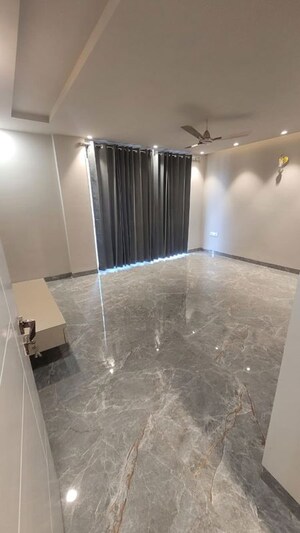 Room in 3 BHK Builder Floor at Heritage Homes, Sector 9 – for Rent