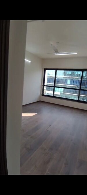 Room in 4 BHK Apartment at Kalpataru Magnus, Bandra East – for Sale