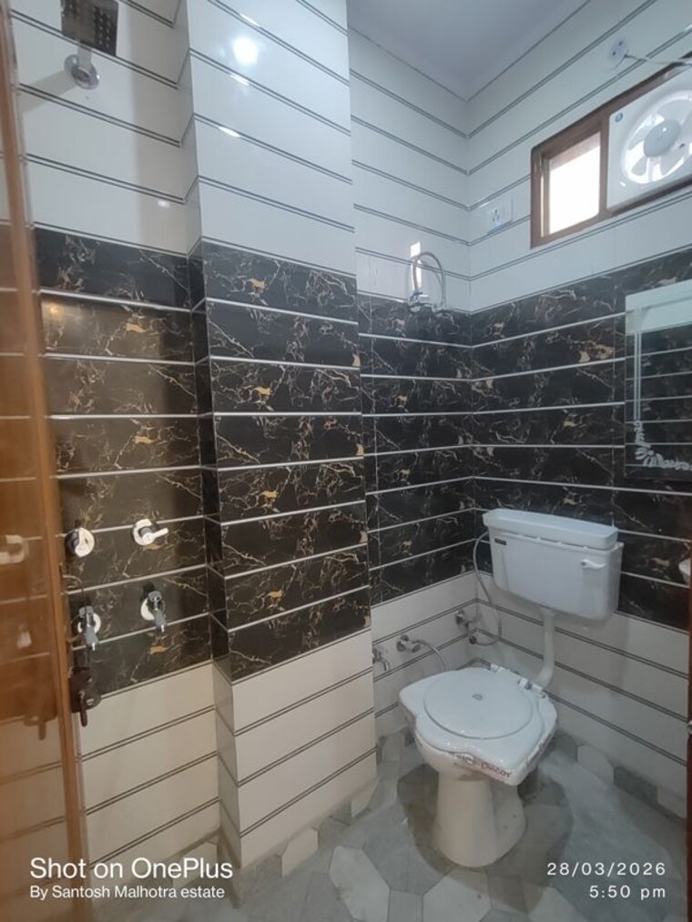 Attached Bathroom, dwarka mor 2 Bedroom 85 Sq.Yd. Builder Floor In Dwarka Mor Delhi 10207138