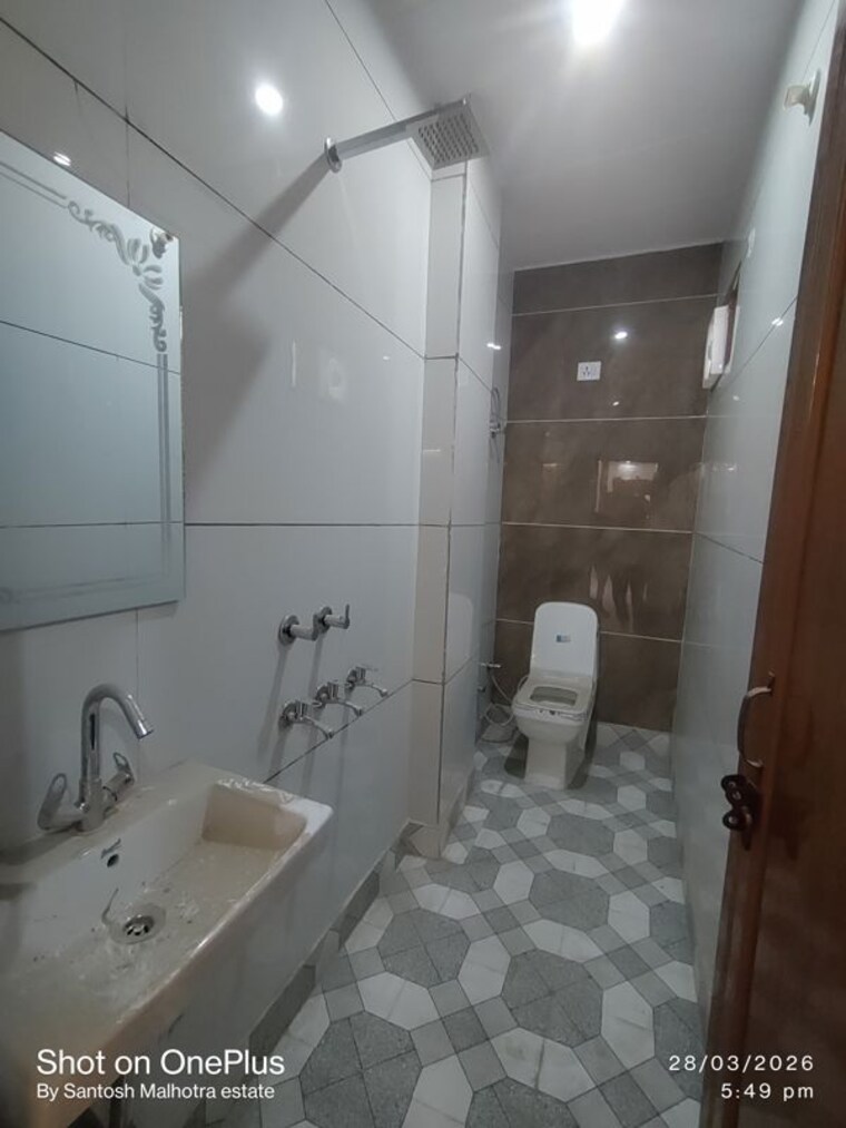 Bathroom, dwarka mor 2 Bedroom 85 Sq.Yd. Builder Floor In Dwarka Mor Delhi 10207138