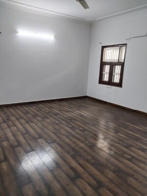 Room in 4 BHK Independent House at RWA Apartments Sector 40, Sector 40 – for Rent