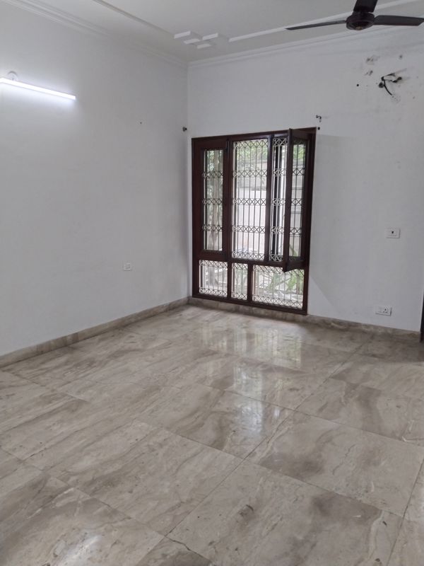 4 BHK + Extra Room Independent House For Rent in RWA Apartments Sector 40