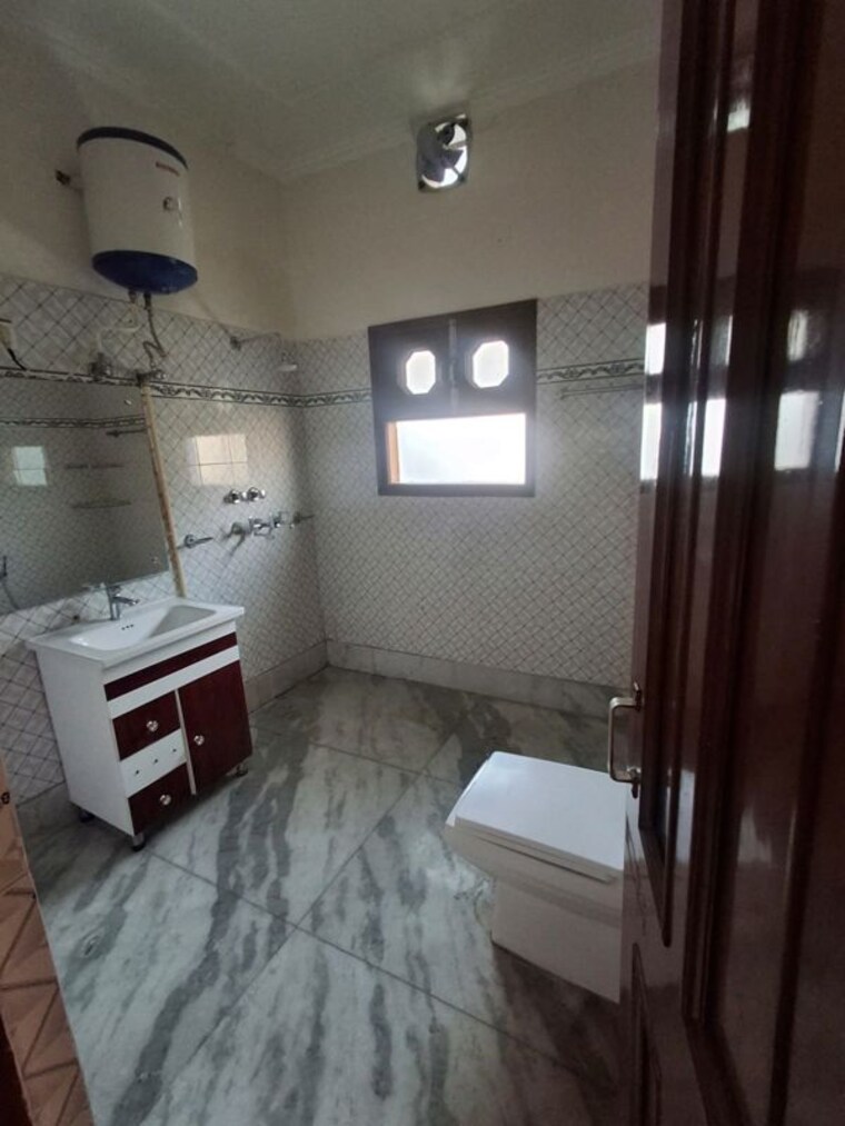 Bathroom, sector 62 4 Bedroom 2500 Sq.Ft. Builder Floor In Sector 62 Chandigarh 10207734