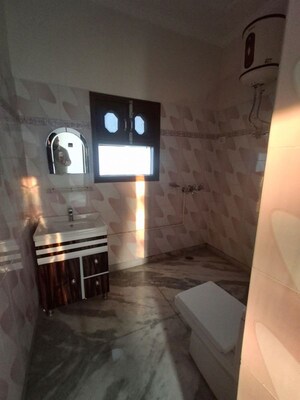 Furnished Amenities in 4 BHK Builder Floor at Sector 62 – for Rent