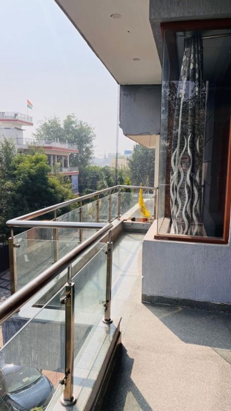 Balcony, sector 39 Pg For Boys In Sector 39 10207740
