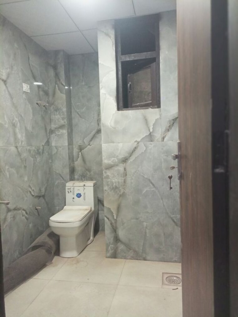 Bathroom, sector 73 2 Bedroom 1050 Sq.Ft. Builder Floor In Sector 73 Noida 10207773