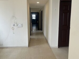 Room in 2.5 BHK Apartment at Unitech Escape, Sector 50 – for Rent