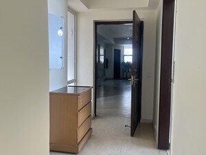 Room in 2.5 BHK Apartment at Unitech Escape, Sector 50 – for Rent