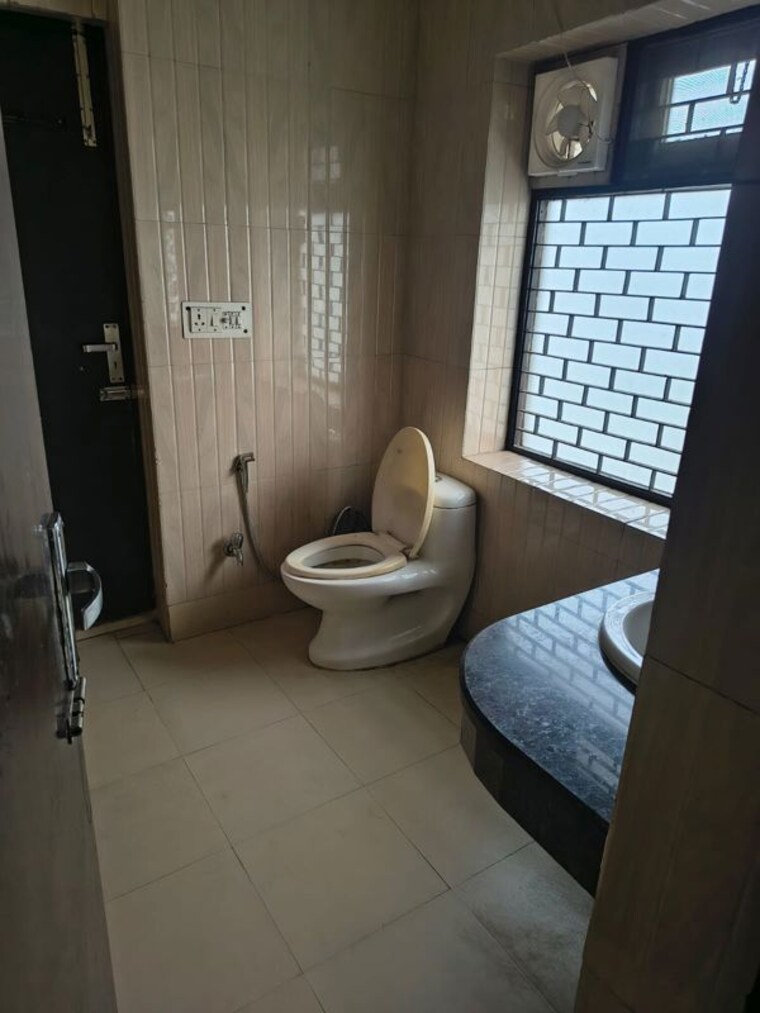 Bathroom, sector 15 3 Bedroom 260 Sq.Yd. Builder Floor In Sector 15 Gurgaon 10207889