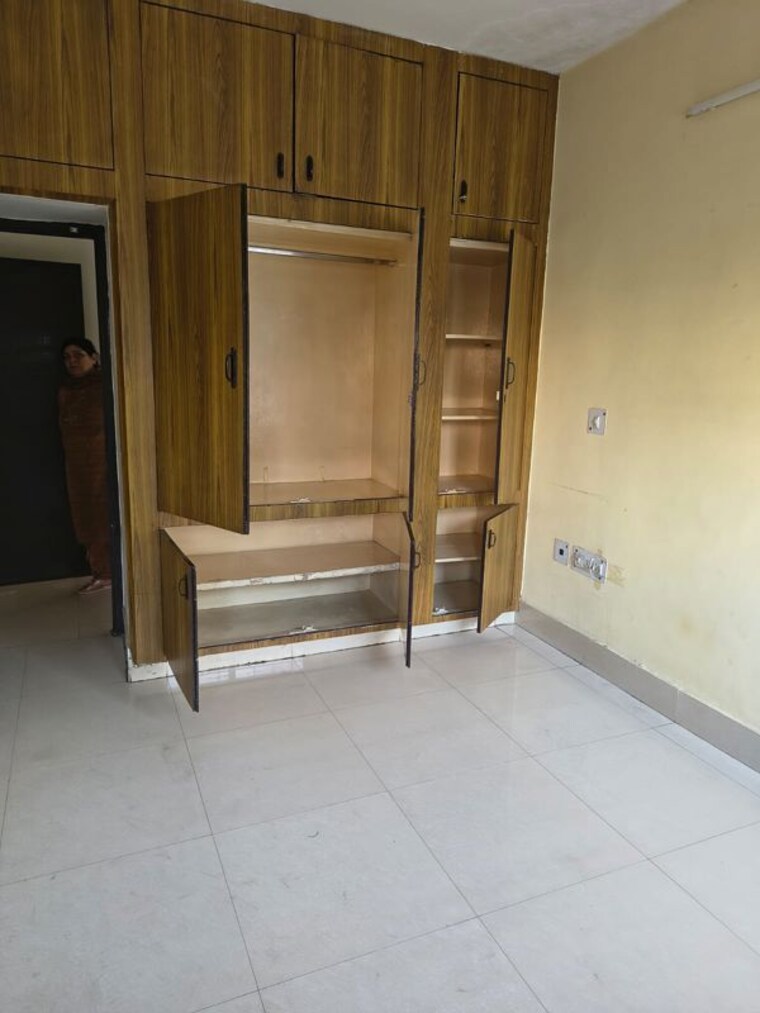 Room, sector 15 3 Bedroom 260 Sq.Yd. Builder Floor In Sector 15 Gurgaon 10207889