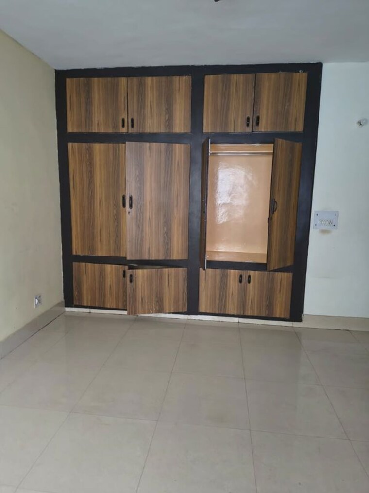 Room, sector 15 3 Bedroom 260 Sq.Yd. Builder Floor In Sector 15 Gurgaon 10207889