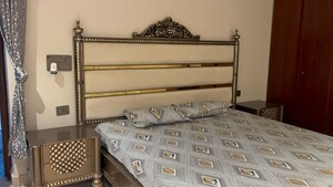 Room in 4 BHK Apartment at Mayur Vihar Phase ii – for Sale