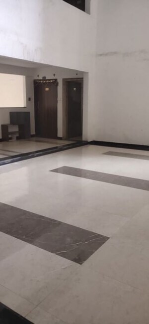 Room in 2.5 BHK Apartment at Gomti Nagar – for Sale