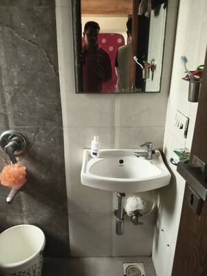 Bathroom in 1 BHK Apartment at Vile Parle East – for Rent
