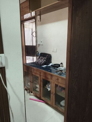 Furnished Amenities in 1 BHK Apartment at Vile Parle East – for Rent