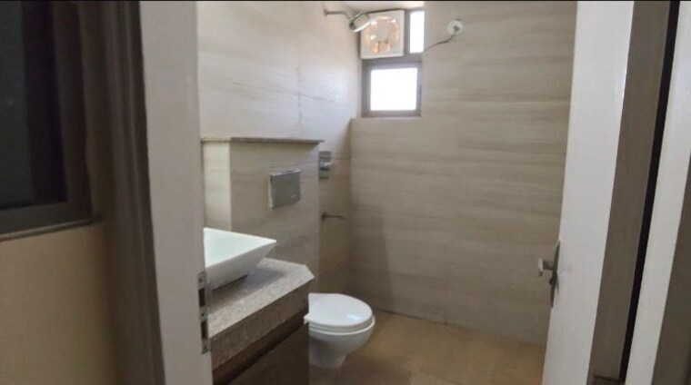 Bathroom, paras-dews 3 Bedroom 1760 Sq.Ft. Apartment In Sector 106 Gurgaon 10208249