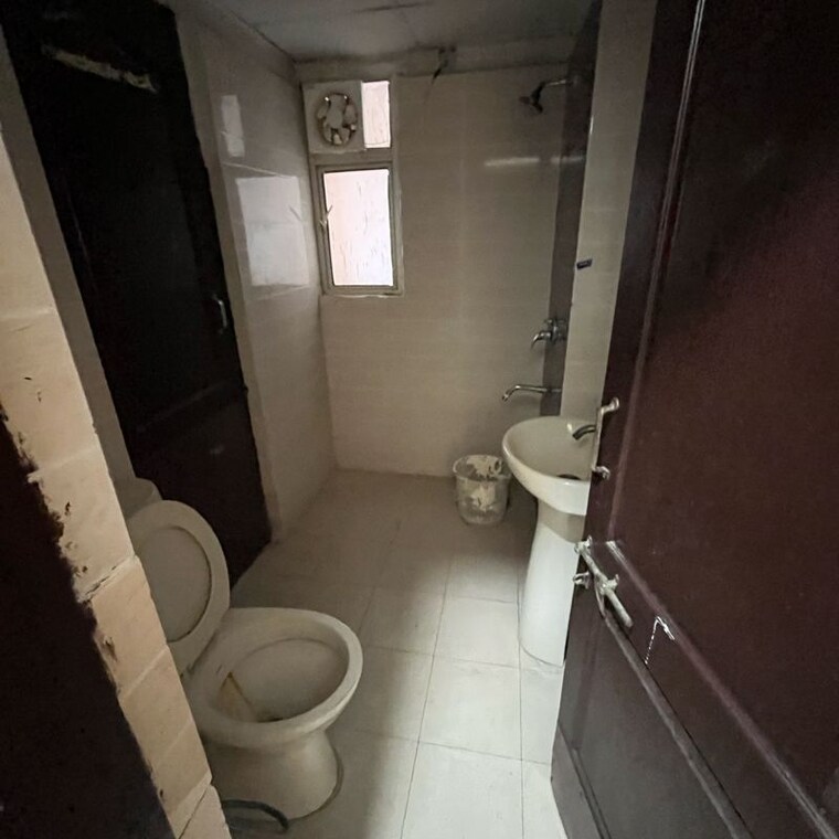 Bathroom, amrapali-zodiac 3.5 Bedroom 1550 Sq.Ft. Apartment In Sector 120 Noida 10208300