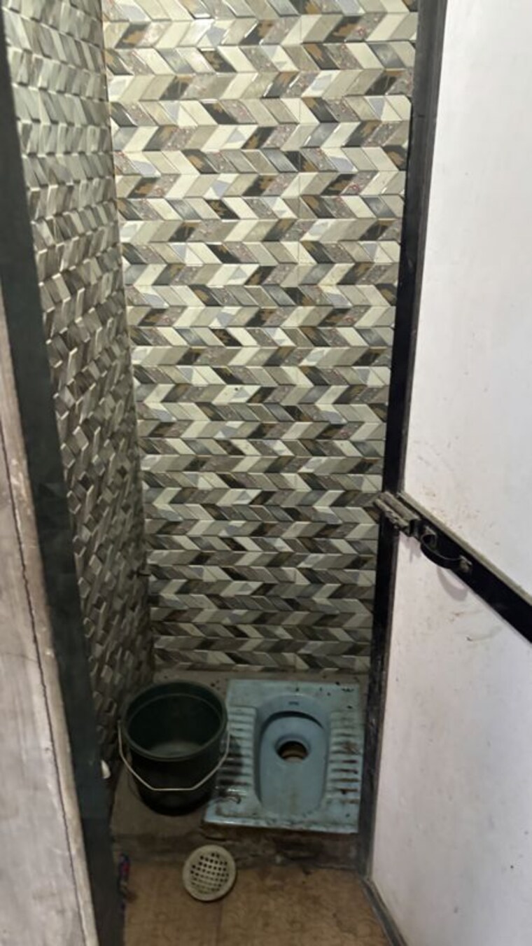 Bathroom, safed pul Commercial Warehouse 500 Sq.Ft. In Safed Pul Mumbai 10208378