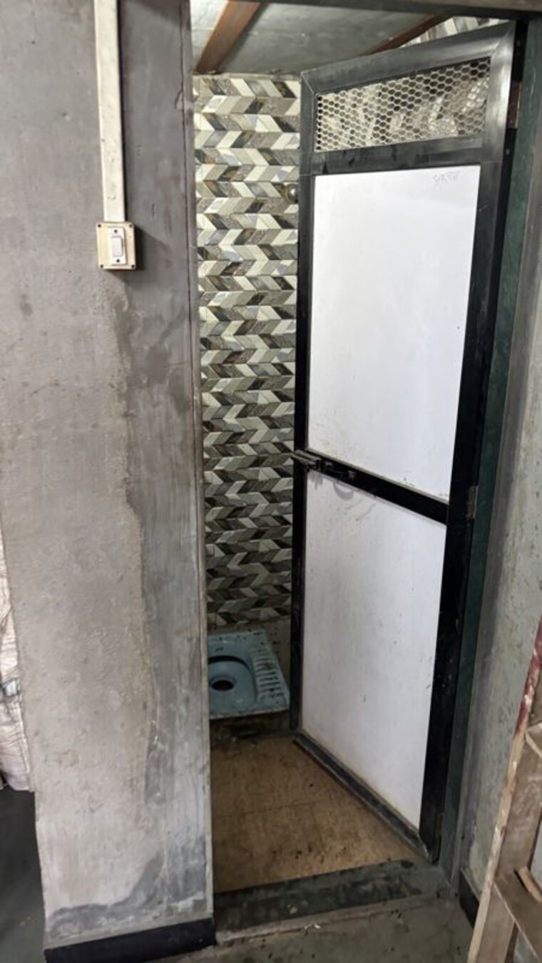 Bathroom, safed pul Commercial Warehouse 500 Sq.Ft. In Safed Pul Mumbai 10208378