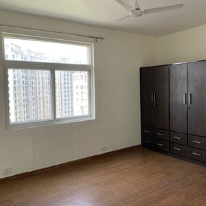 Room in 3 BHK Apartment at Gomti Nagar – for Sale