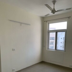 Room in 3 BHK Apartment at Gomti Nagar – for Sale