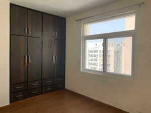 Room in 3 BHK Apartment at Gomti Nagar – for Sale