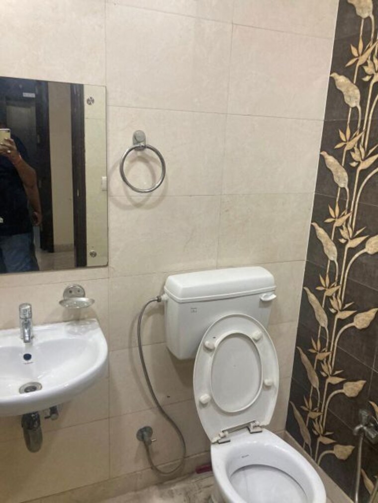 Bathroom, nirman vihar 2 Bedroom 970 Sq.Ft. Builder Floor In Nirman Vihar Delhi 10208499