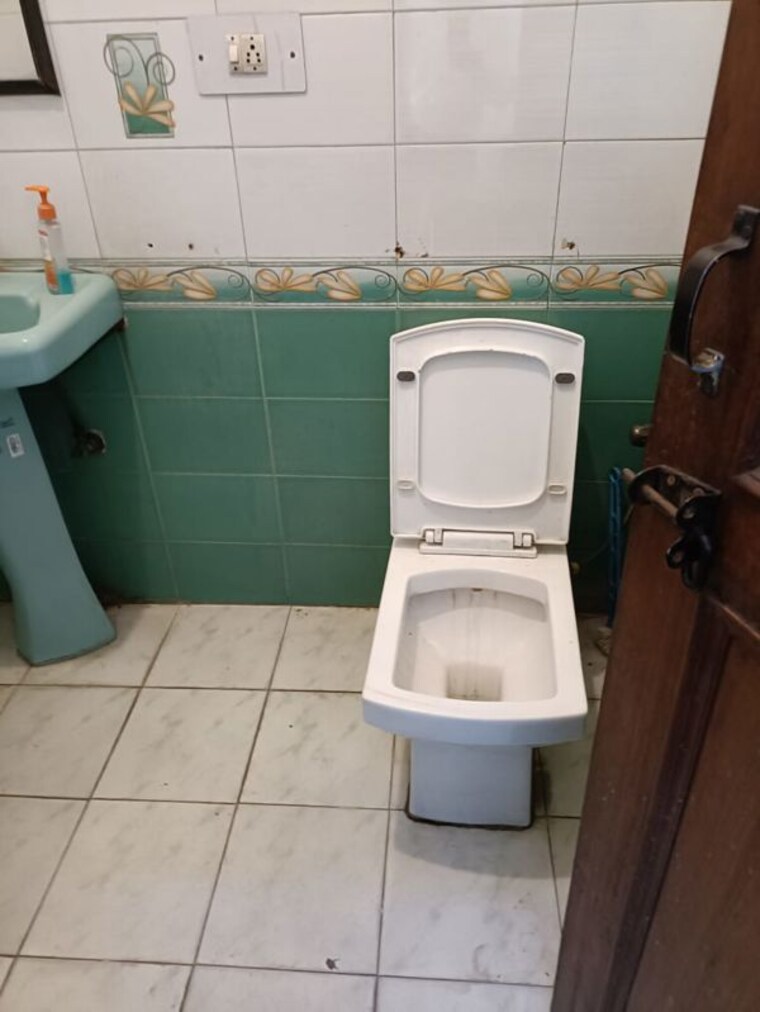 Bathroom, sector 3 Commercial Office Space 1200 Sq.Ft. In Sector 3 Noida 10208513