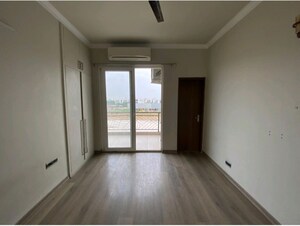 Room in 3 BHK Builder Floor at Central Park Flower Valley, Sohna Sector 33 – for Rent