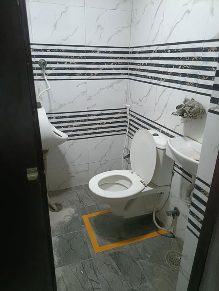 Bathroom, sector 2 Commercial Office Space 2000 Sq.Ft. In Sector 2 Noida 10208568