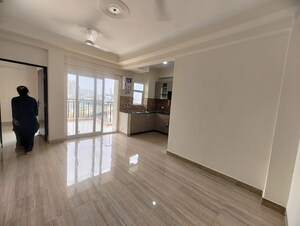 Room in 2.5 BHK Apartment at Amrapali Centurian Park, Tech Zone 4 Greater Noida – for Sale