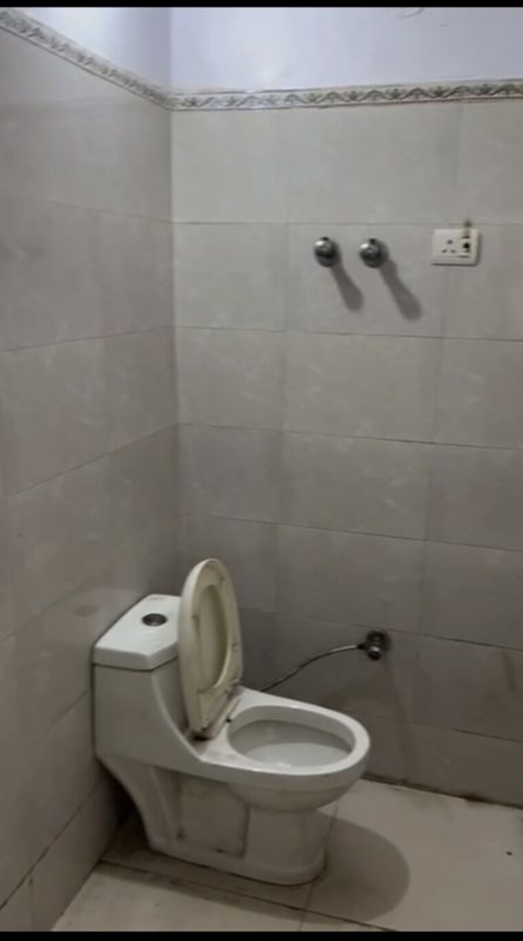 Bathroom, nirman vihar 1 Bedroom 400 Sq.Ft. Builder Floor In Nirman Vihar Delhi 10208606