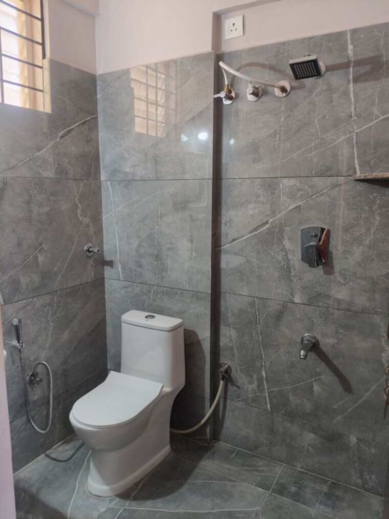 Bathroom, krishna-residency-kadubeesanahalli 1 Bedroom 500 Sq.Ft. Apartment In Kadubeesanahalli Bangalore 10208625