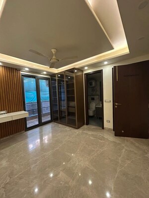 Room in 4 BHK Apartment at Saket – for Rent