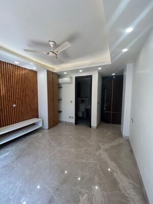 Room in 4 BHK Apartment at Saket – for Rent