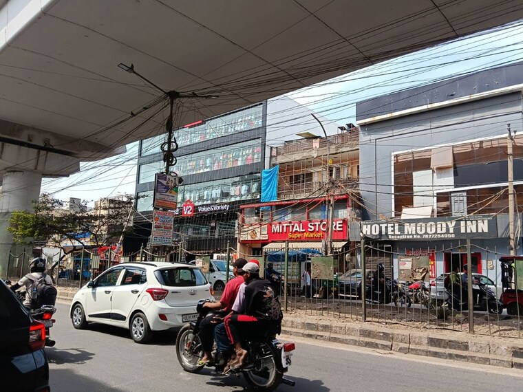  Parking, dwarka mor Commercial Shop 1850 Sq.Ft. In Dwarka Mor Delhi 10208628