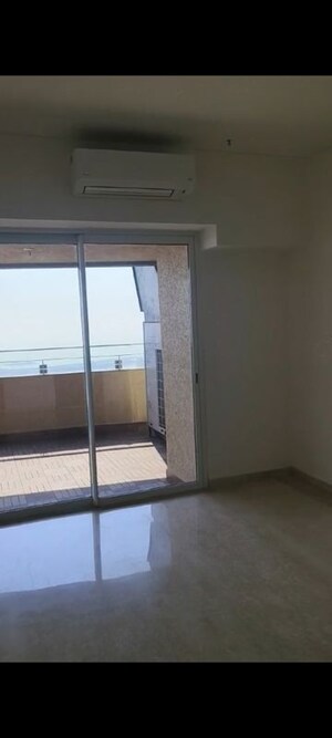 Room in 3 BHK Apartment at Lokhandwala Minerva Mahalaxmi, Mahalaxmi – for Rent