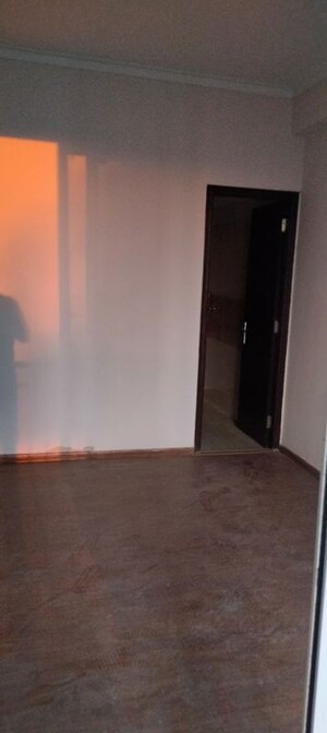 Room in 2.5 BHK Apartment at Amrapali Golf Homes, Sector 4 Greater Noida – for Sale