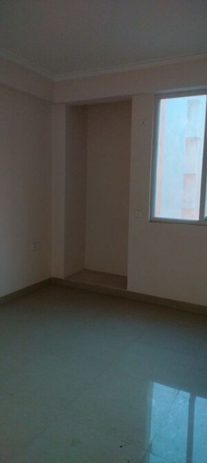 Room in 2.5 BHK Apartment at Amrapali Golf Homes, Sector 4 Greater Noida – for Sale