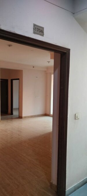 Room in 2.5 BHK Apartment at Amrapali Golf Homes, Sector 4 Greater Noida – for Sale