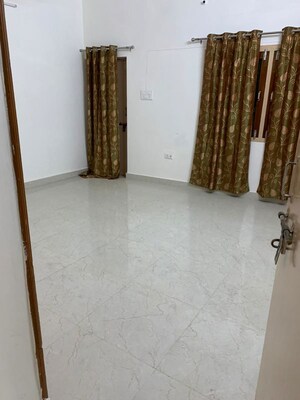 Room in 2.5 BHK Builder Floor at Gomti Nagar – for Rent