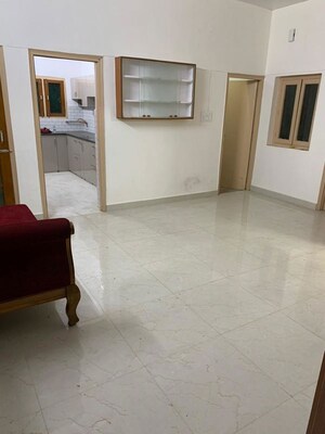 Room in 2.5 BHK Builder Floor at Gomti Nagar – for Rent