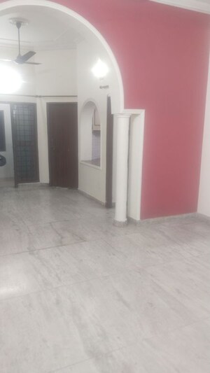 Room in 2 BHK Builder Floor at Gomti Nagar – for Rent
