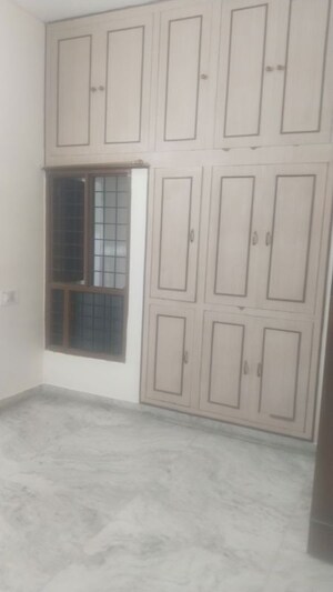 Room in 2 BHK Builder Floor at Gomti Nagar – for Rent