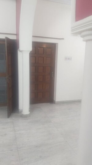 Room in 2 BHK Builder Floor at Gomti Nagar – for Rent