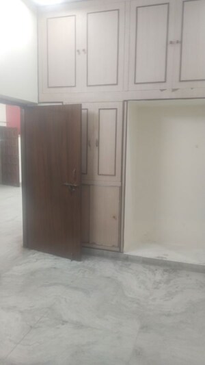 Room in 2 BHK Builder Floor at Gomti Nagar – for Rent