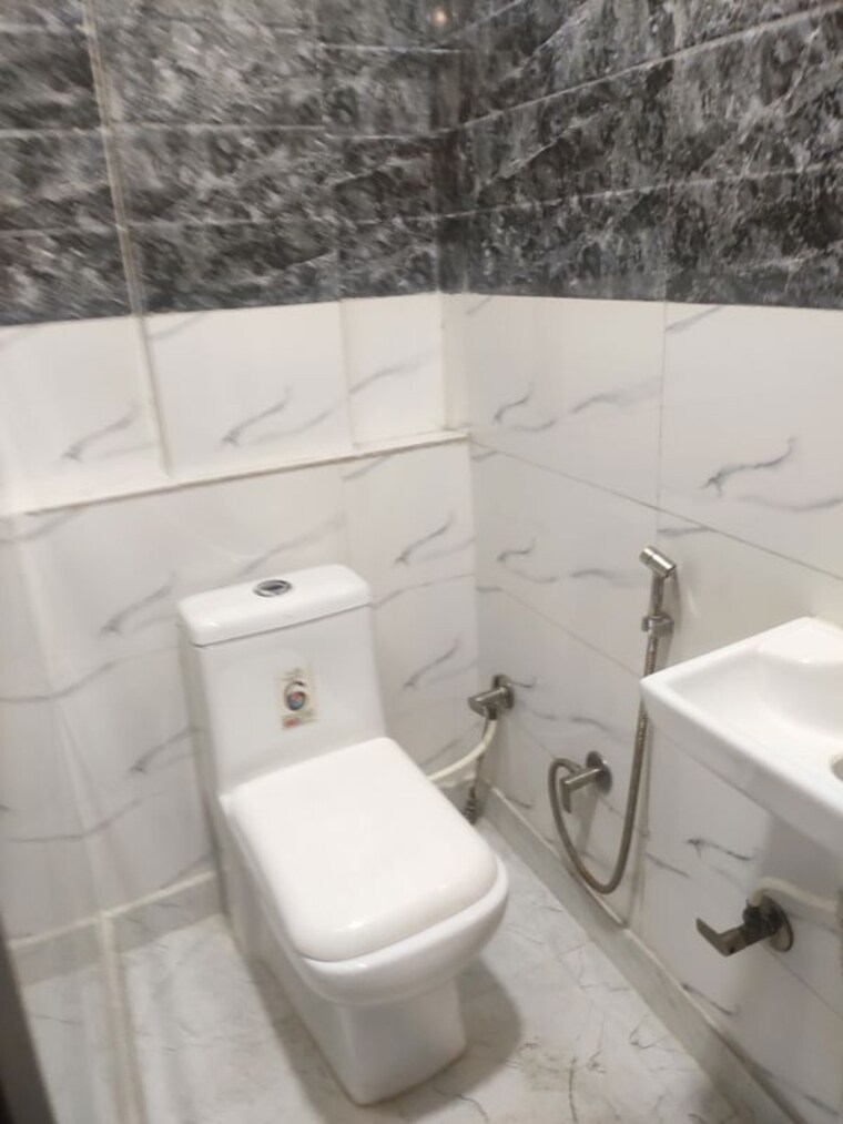 Bathroom, rajouri garden 2 Bedroom 140 Sq.Yd. Builder Floor In Rajouri Garden Delhi 10208791