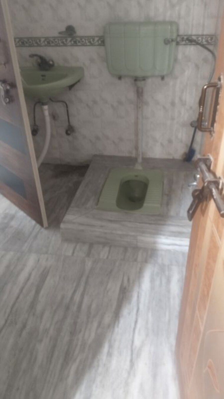 Bathroom, gomti nagar 3 Bedroom 1800 Sq.Ft. Builder Floor In Gomti Nagar Lucknow 10208982